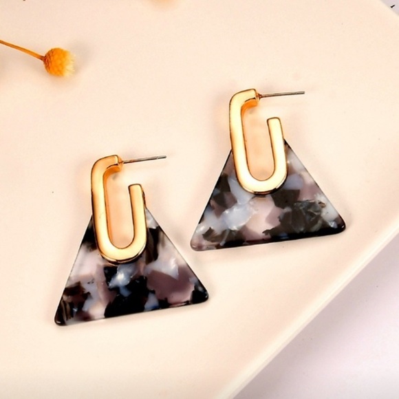 1 pair left! Grey geometric shape hoop earring - Picture 2 of 3
